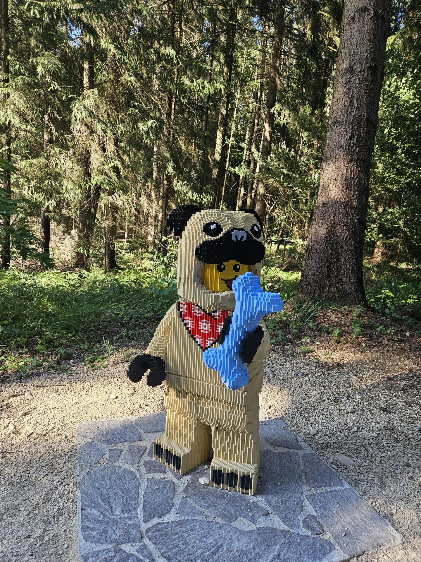 Figurine lego uriașe în drumul spre parc