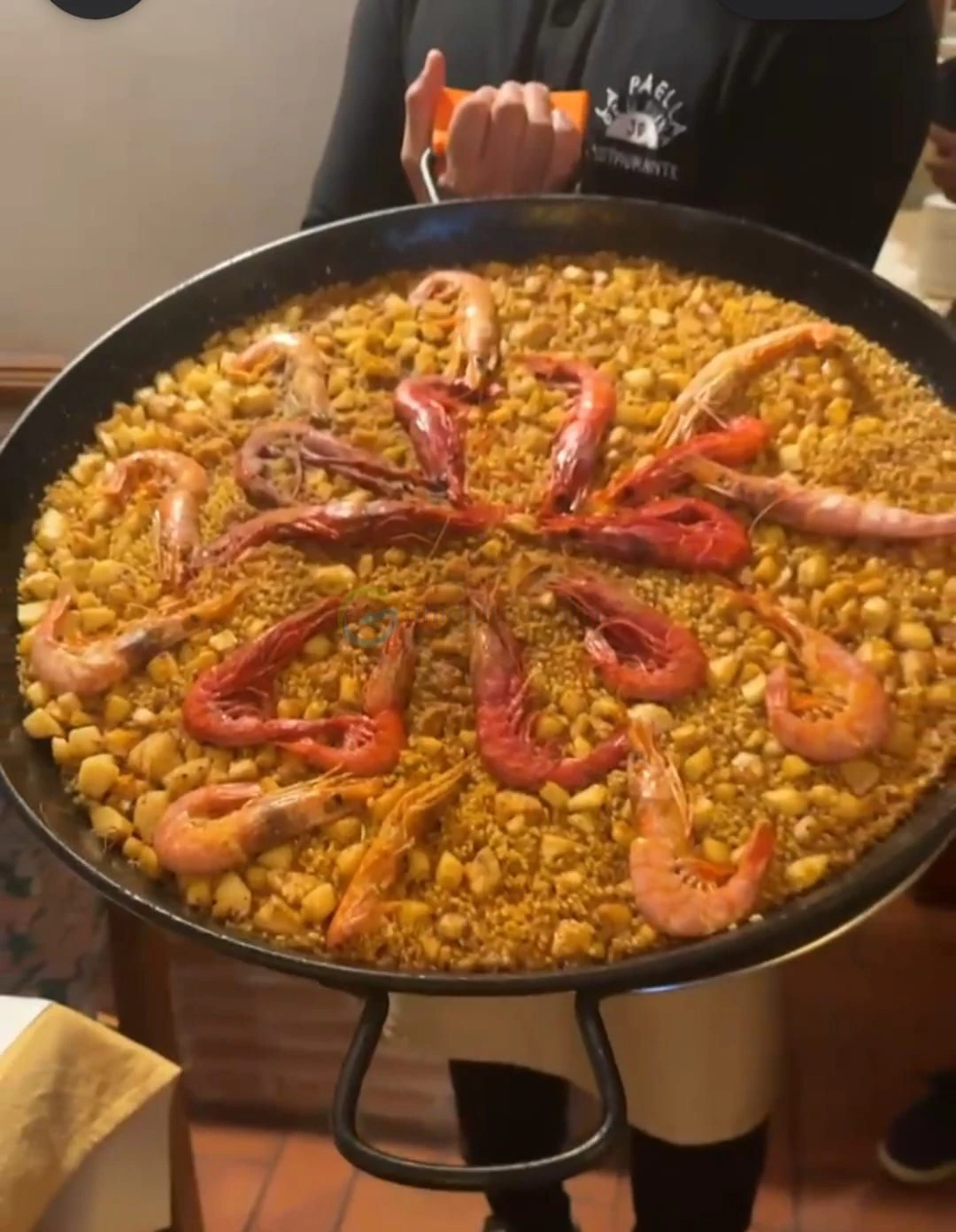 Paella uriașă cu creveți