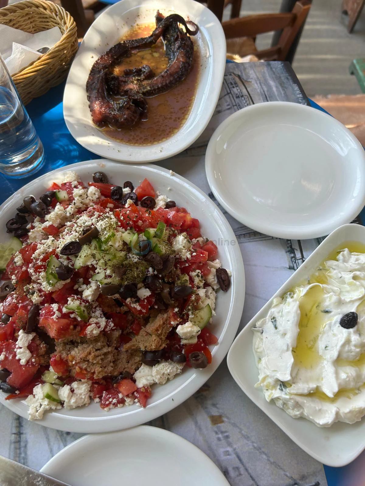 Prânz la Ston Gialo Kanei Fourtouna