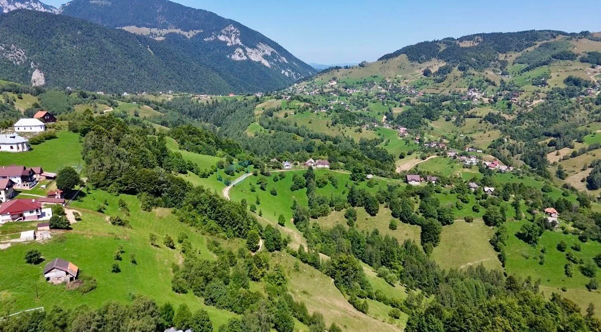 vedere panoramica peste satul Pestera la munte