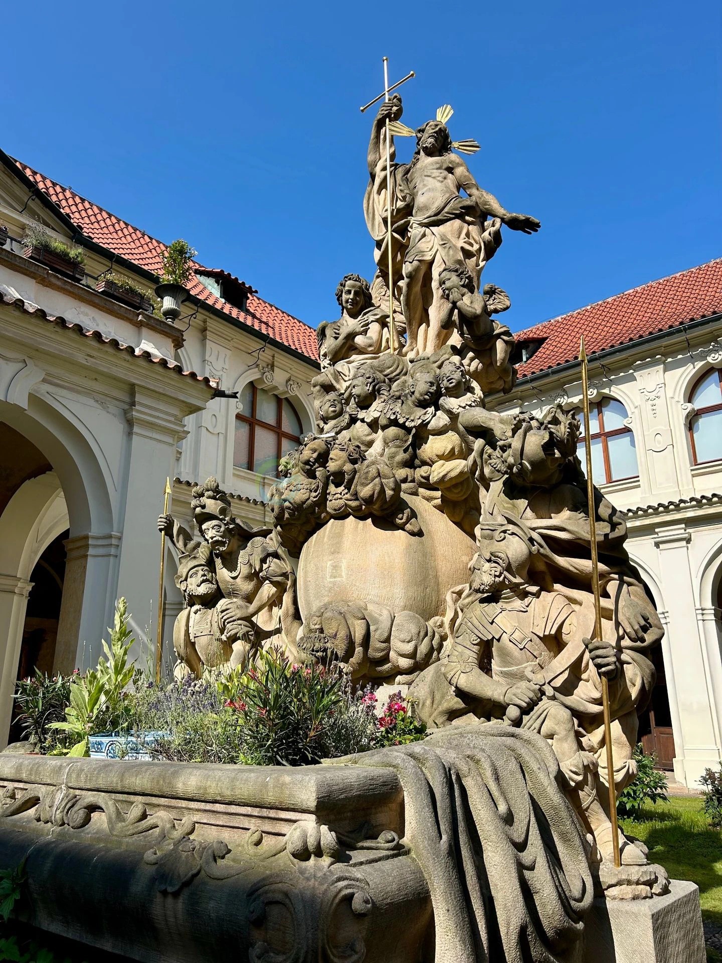curtea unei biserici din praga