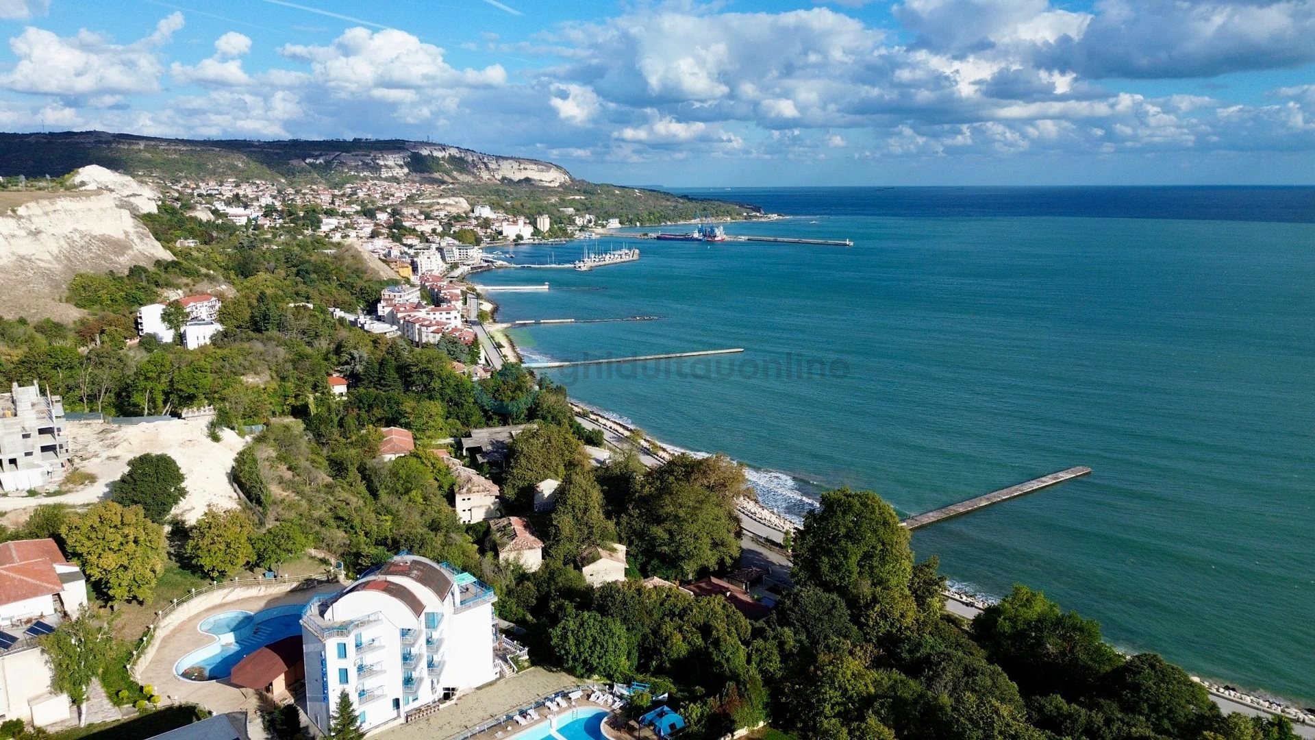vedere panoramica blachik din drona