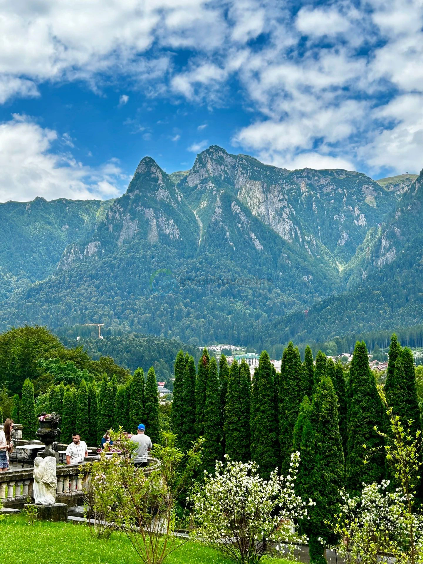 vedere din busteni catre muntii bucegi